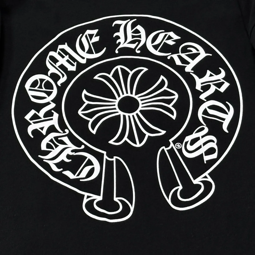 P170 Chrome Hearts Chrome Hearts 25 high-end versions. The fabric is made of 300 grams of high-density pure cotton. It does not deform or shrink. It has three labels. It is the same style for men and women. Technology: Digital printing. Color: White. Black. SIZE: S-XL.